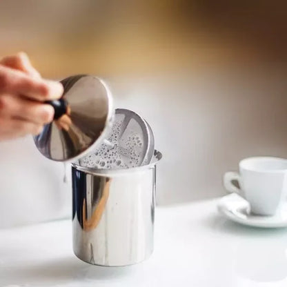 Melkopschuimkan in gebruik latte art hart maken cappuccino